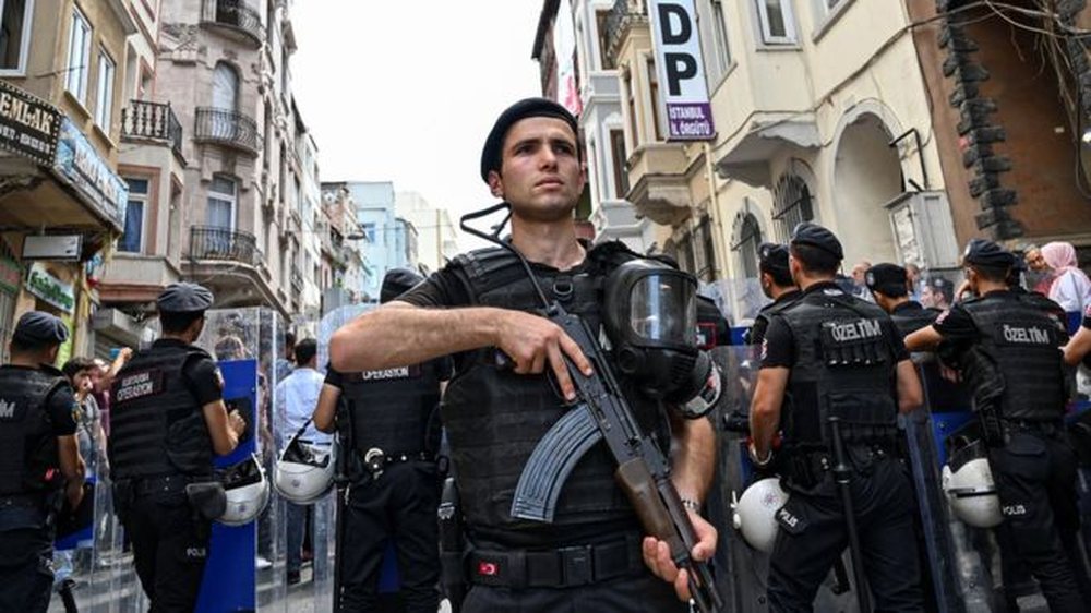 Erdogan me dor&euml; t&euml; hekurt, shkarkon tre kryebashkiak&euml; t&euml;