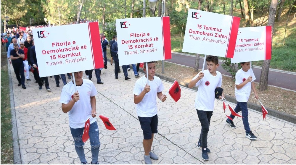 Videot/ Struci Veliaj n&euml;n hijen e memorialit t&euml; Erdoganit
