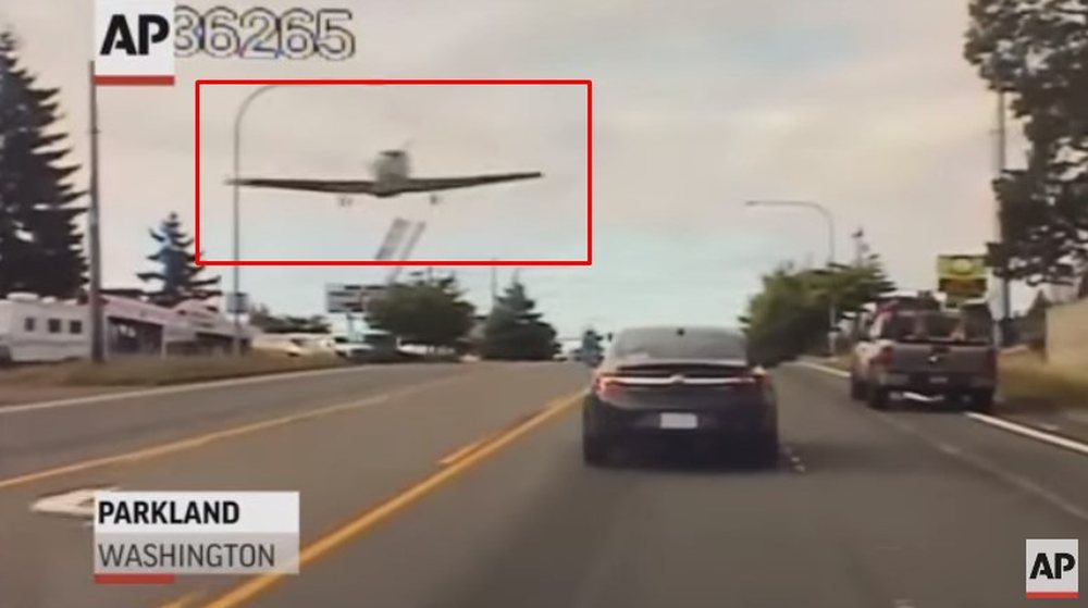 VIDEO/ Panik n&euml; autostrad&euml;, avioni b&euml;n ulje t&euml; detyruar mes