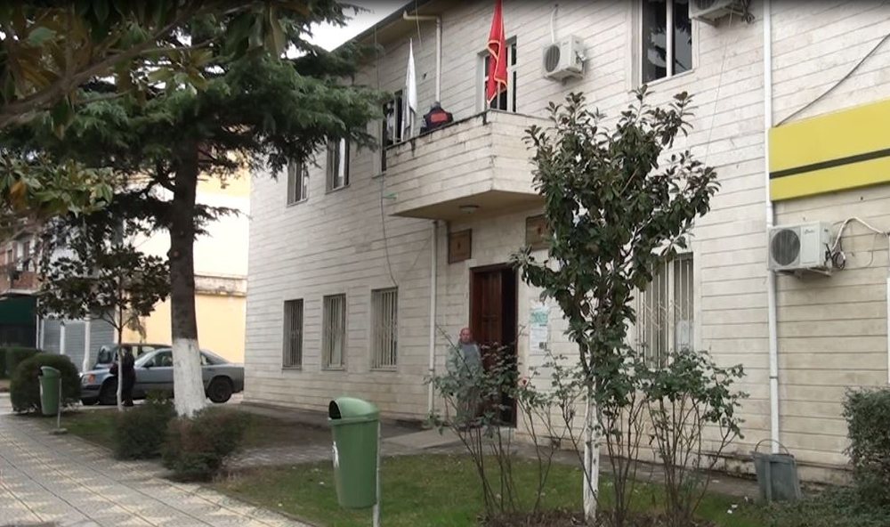 Peqini "n&euml; kolaps", 180 punonj&euml;s bashkie 3 muaj pa rroga