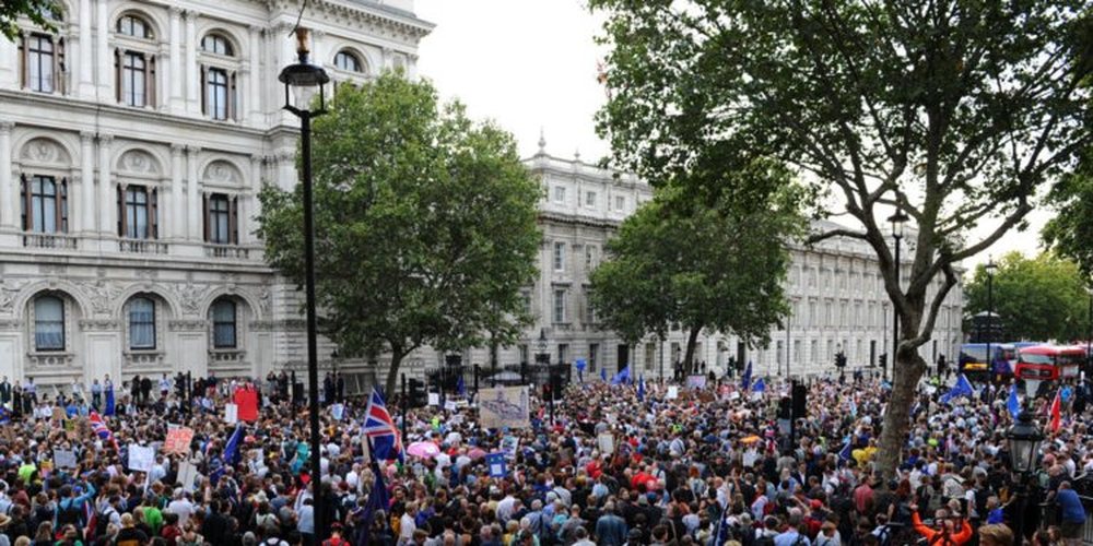 Britani/ Protesta kund&euml;r vendimit t&euml; Johnson p&euml;r pezullimin e