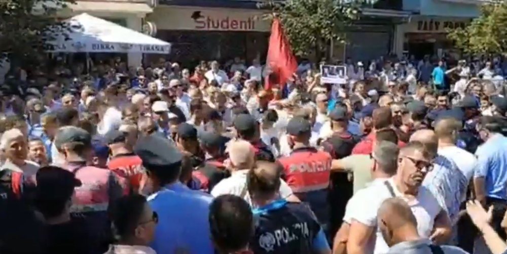 LIVE/ Konstituohet k&euml;shilli Bashkiak n&euml; Shkod&euml;r, tensionohet