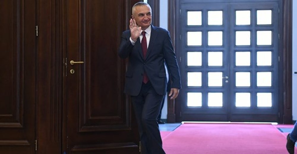 Shkarkimi i Met&euml;s/ Kush do t&euml; d&euml;shmoj&euml; kund&euml;r tij