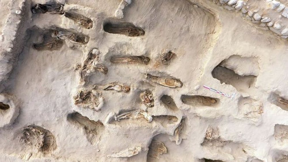 FOTO/ Zbulohet varri masiv me 227 trupa f&euml;mij&euml;sh q&euml; u flijuan