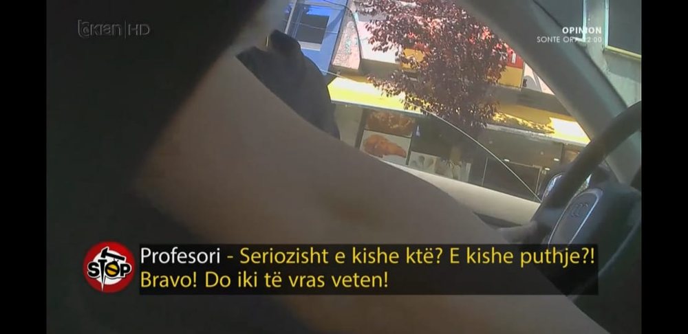 Kamera e fsheht&euml;/ Pedagogu kapet duket k&euml;rkuar seks p&euml;r provimet