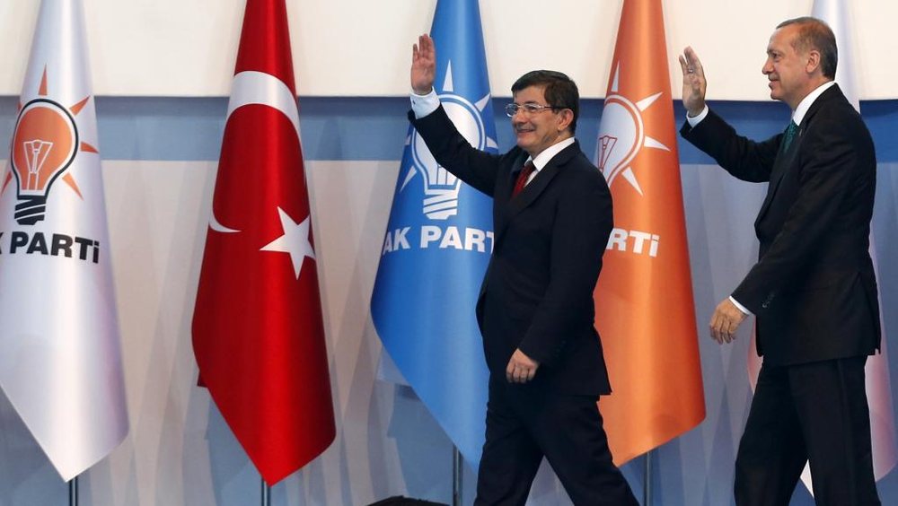 Po th&euml;rmohet partia e Erdogan, ish kryeministri Davutoglu shpall