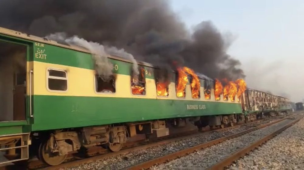 Treni p&euml;rfshihet nga flak&euml;t n&euml; Pakistan, 67 t&euml; vdekur 14