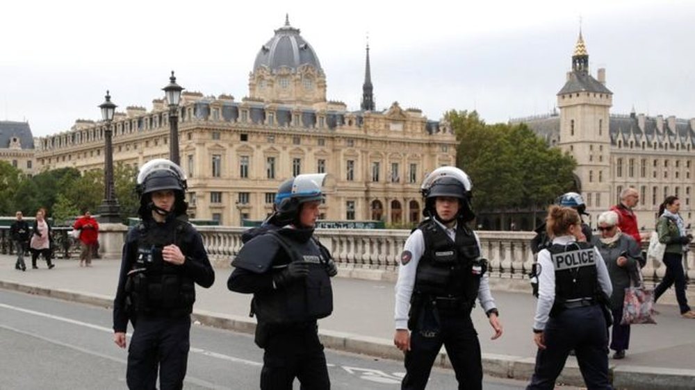 Terror n&euml; Paris, 4 polic&euml; vriten n&euml; nj&euml; sulm me thik&euml;