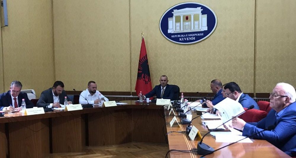 Komisioni Hetimor p&euml;r shkarkimin e Met&euml;s zgjat afatet me dy muaj