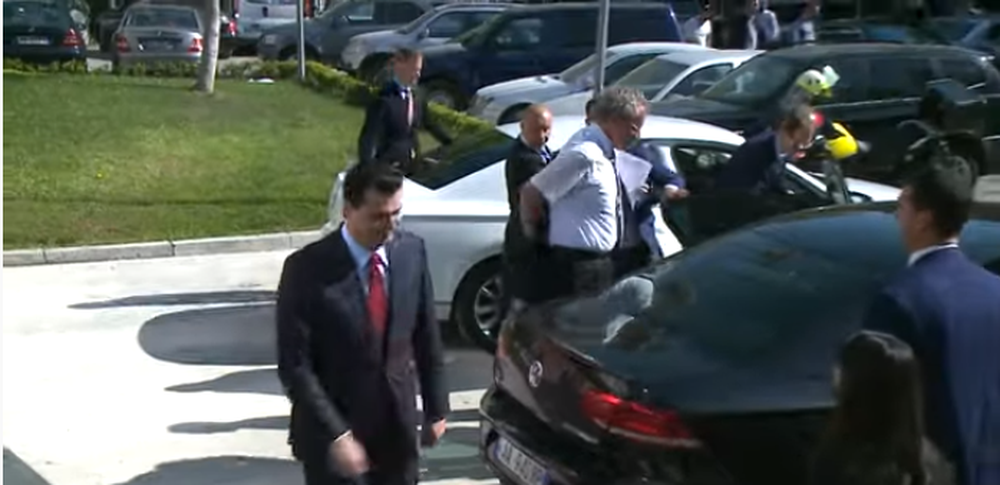 Iu nxorri gishtin e mesit protestuesve t&euml; PD-s&euml;, Basha injoron