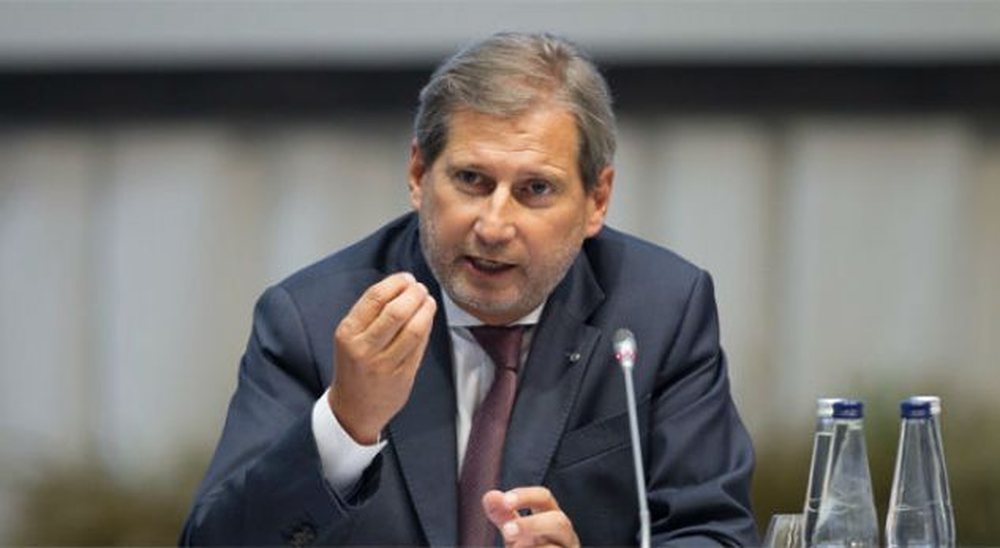 Hahn flet p&euml;r negociatat: Shqip&euml;ris&euml; i mungojn&euml; dy