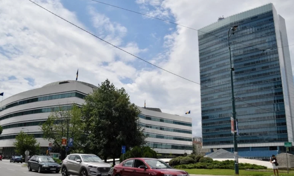 Mb&euml;rrin n&euml; Parlament nj&euml; zarf me plumb nga Serbia