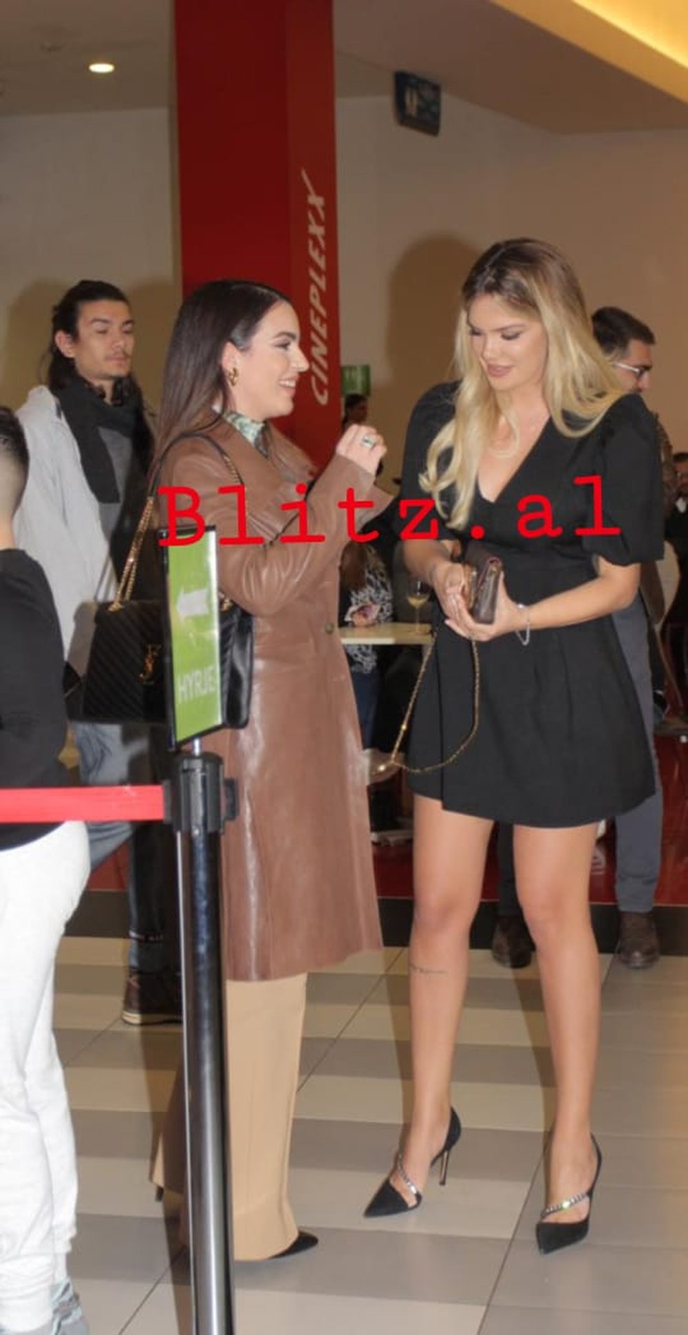 U ofenduan familjarisht n&euml; publik, Armina dhe Rezarta shfaqen shoqe (Foto)