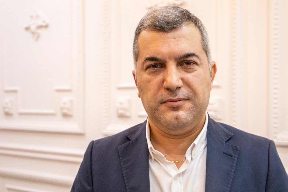 Mjeku rr&euml;zon me fakte personale propagand&euml;n e qeveris&euml; p&euml;r