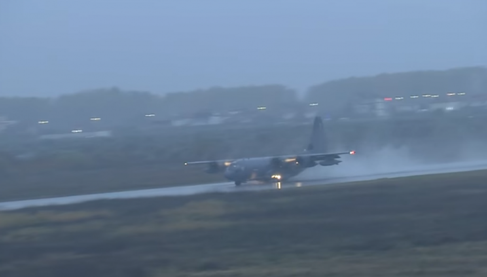 Avion&euml;t amerikan&euml; ulen n&euml; baz&euml;n ajrore t&euml;