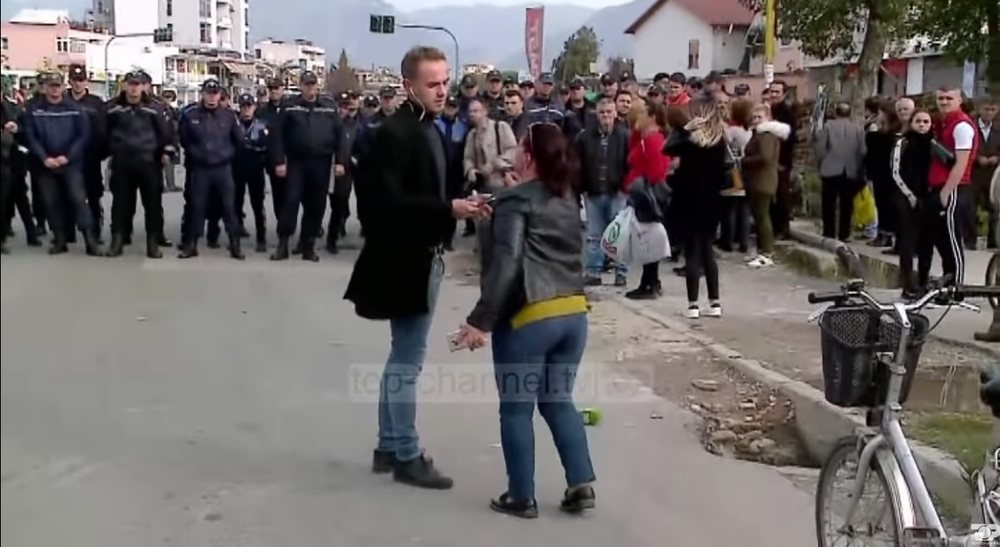 VIDEO/ Incidenti mes banor&euml;ve t&euml; Astirit dhe gazetarit t&euml; Top