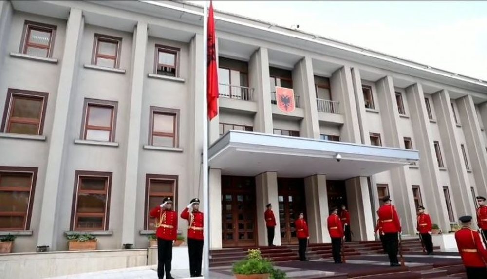 Nes&euml;r Shqipria dhe Kosova dit&euml; zie/ Meta anullon pritjen,