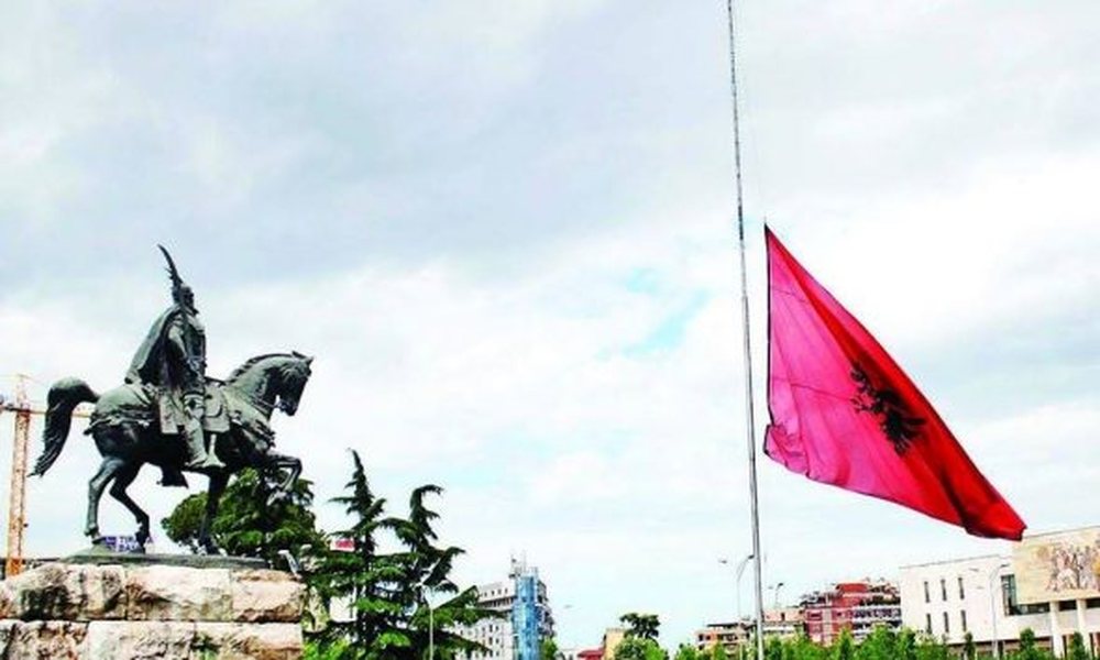 Reflektim p&euml;r dit&euml;n e flamurit n&euml; gjys&euml;m shtiz&euml;