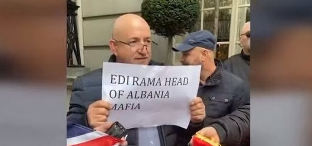 VIDEO+FOTO/ Rama pritet me protesta nga shqiptar&euml;t e Londr&euml;s