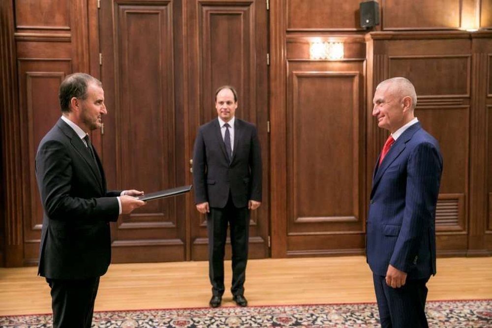 Presidenca godet s&euml;rish ambasador&euml;t karagjoz&euml;: A keni pyetur