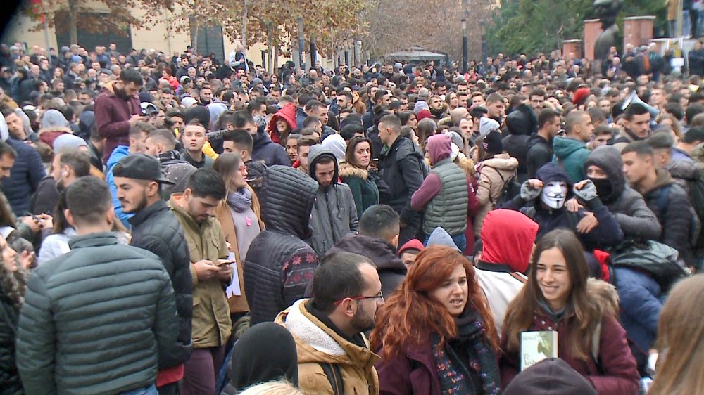 Del data/ Student&euml;t rikthehen n&euml; protest&euml; n&euml; dhjetor