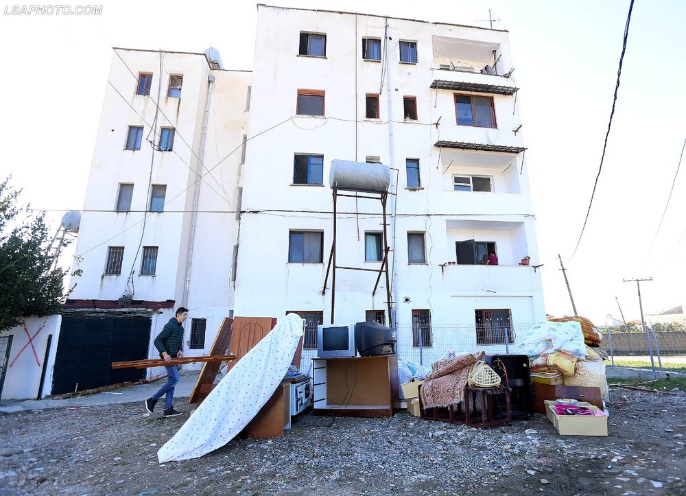 Manza si kamp refugjat&euml;sh, shihni si jetohet pas t&euml;rmetit (FOTO)