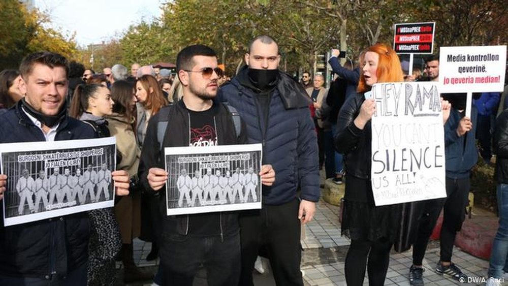 DW: Protest&euml; e gazetar&euml;ve kund&euml;r miratimit t&euml; Paket&euml;s