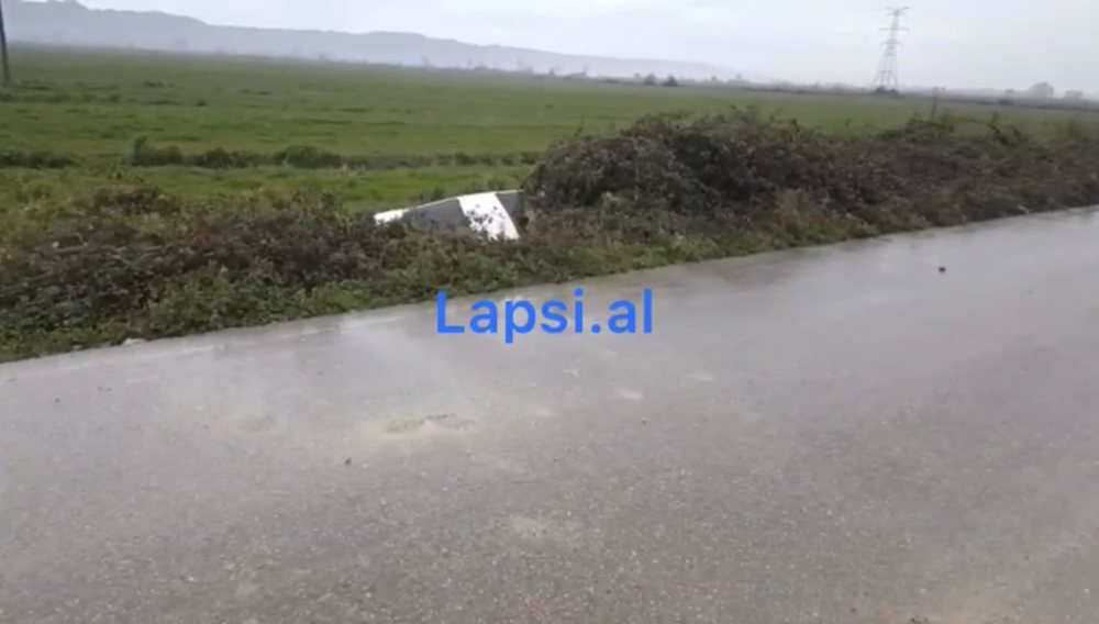 (VIDEO) Makina del nga rruga dhe p&euml;rfundon n&euml; kanal, nj&euml; i