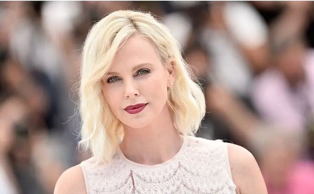 Charlize Theron flet p&euml;r vajz&euml;n e saj transgjinore