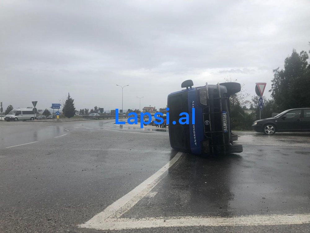 Aksident n&euml; Kolonj&euml;, furgoni i p&euml;rmbysur (FOTO)