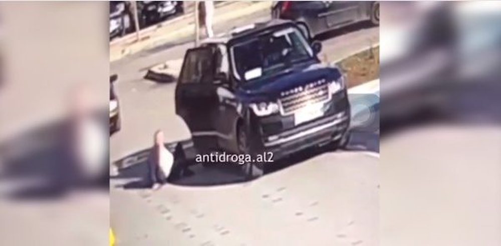 VIDEO/ Shikoni si rr&euml;zohet truproja e Vangjush Dakos sapo del nga makina