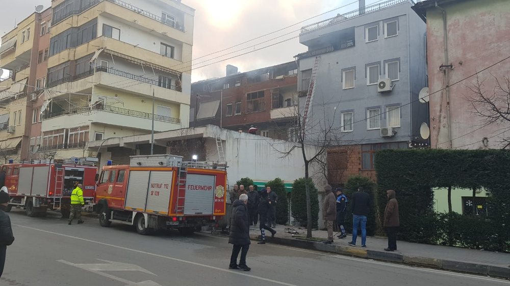 Pogradec, vijon zjarri n&euml; pallatin 5 kat&euml;sh (VIDEO)