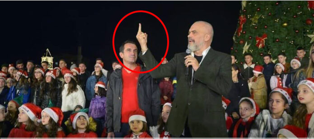 Rama si ambasadori Borchard, u tregon gishtin e mesit protestuesve. Veliaj e
