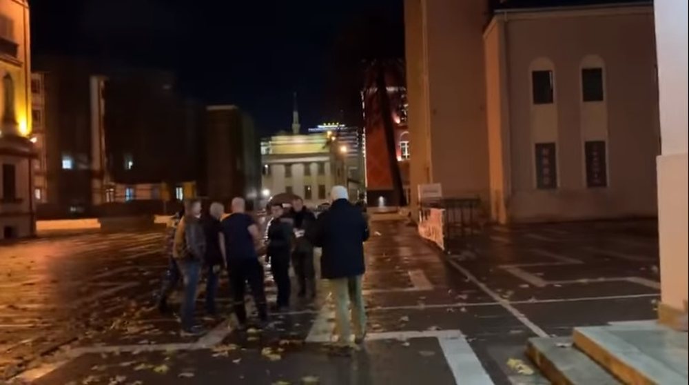 Del VIDEO e sherrit/ Laert Vasili p&euml;rplaset me aktor&euml;t q&euml;