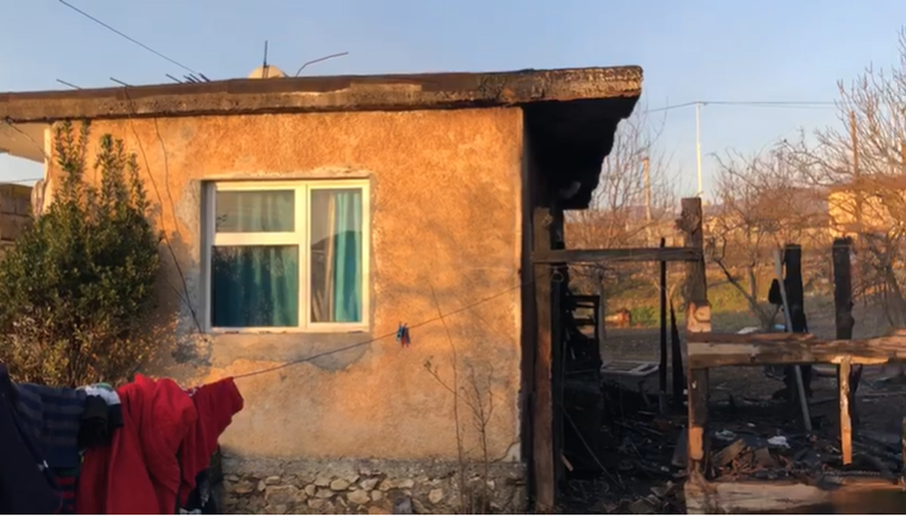 Zjarri n&euml; Kurbin, pamje nga sht&euml;pia ku u dogj f&euml;mija 2
