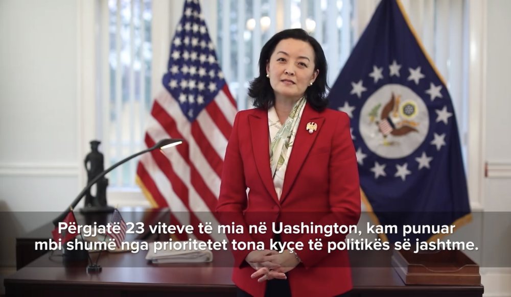 (VIDEO) Ambasadorja amerikane Yuri Kim jep 3 mesazhe p&euml;r shqiptar&euml;t