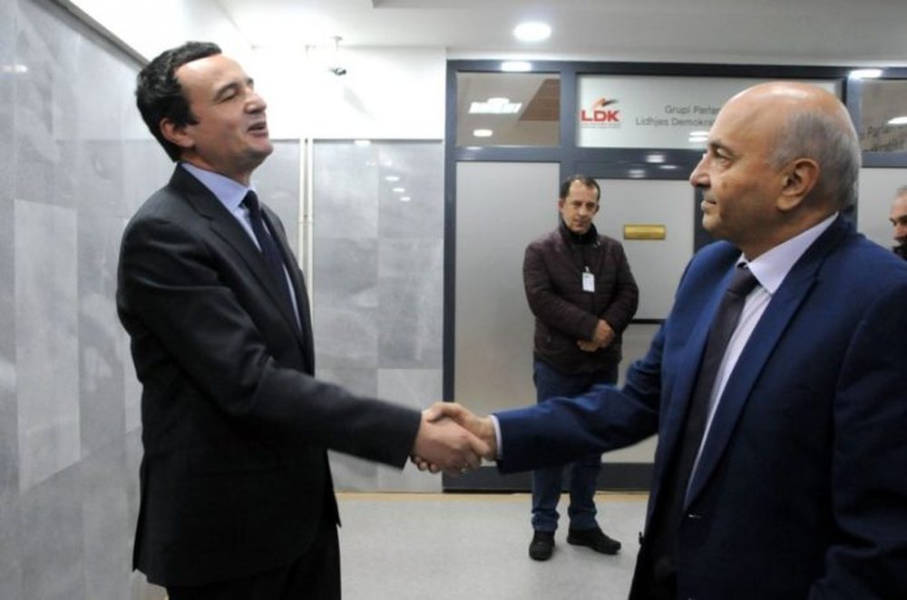 Prapaskenat/ Si arrit&euml;n Kurti dhe Mustafa tek shtr&euml;ngimi i duarve