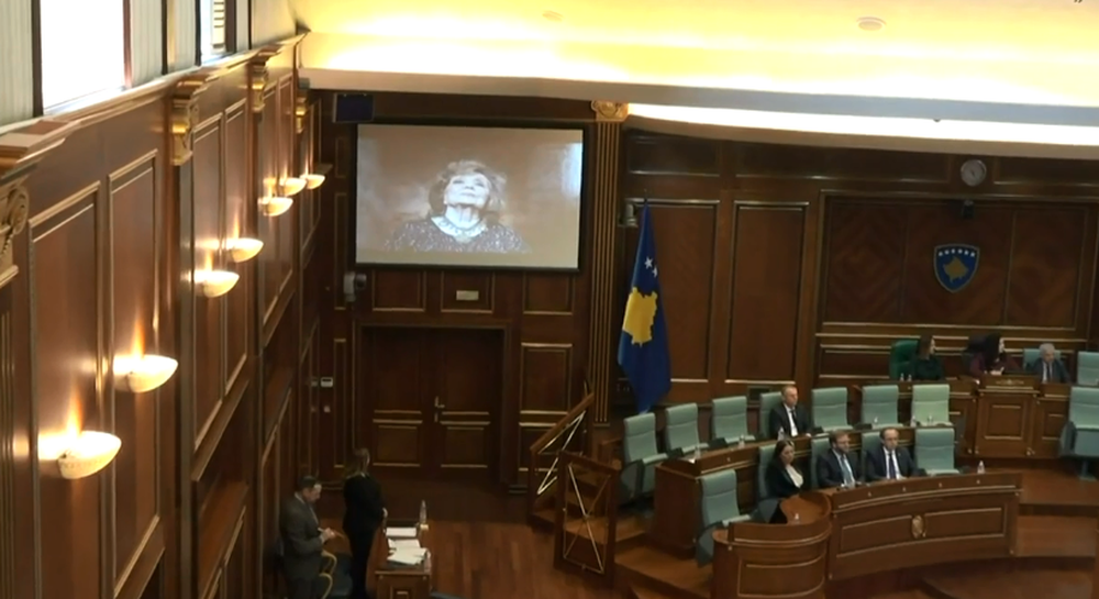 Seanca e Kuvendit t&euml; Kosov&euml;s nis me k&euml;ng&euml;n e Nexhmije