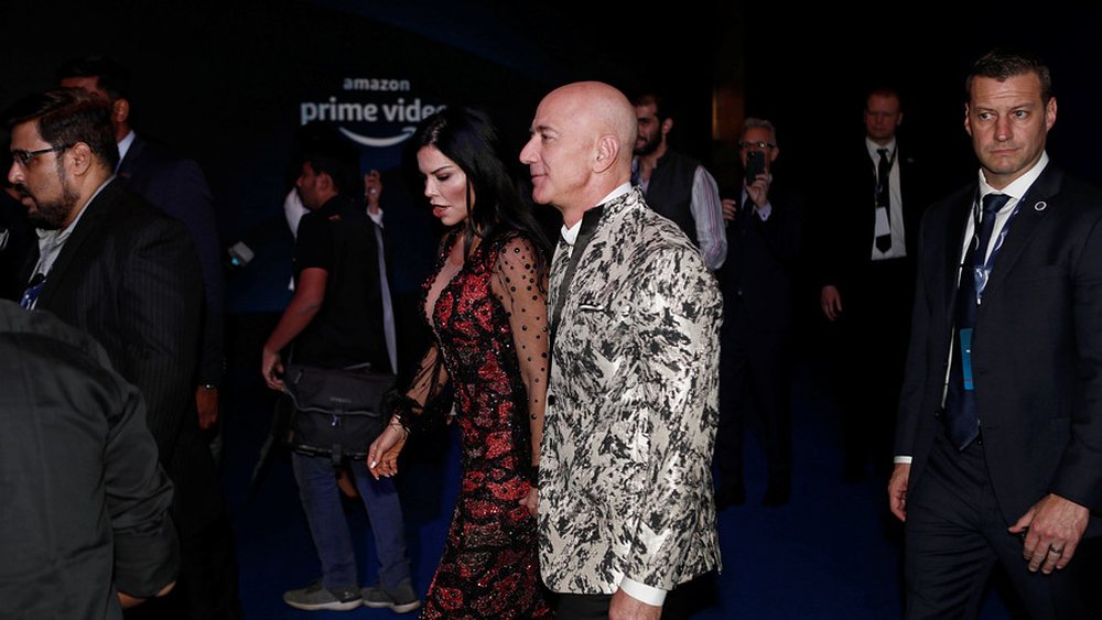 Jeff Bezos paditet p&euml;r shpifje nga v&euml;llai i ish gruas