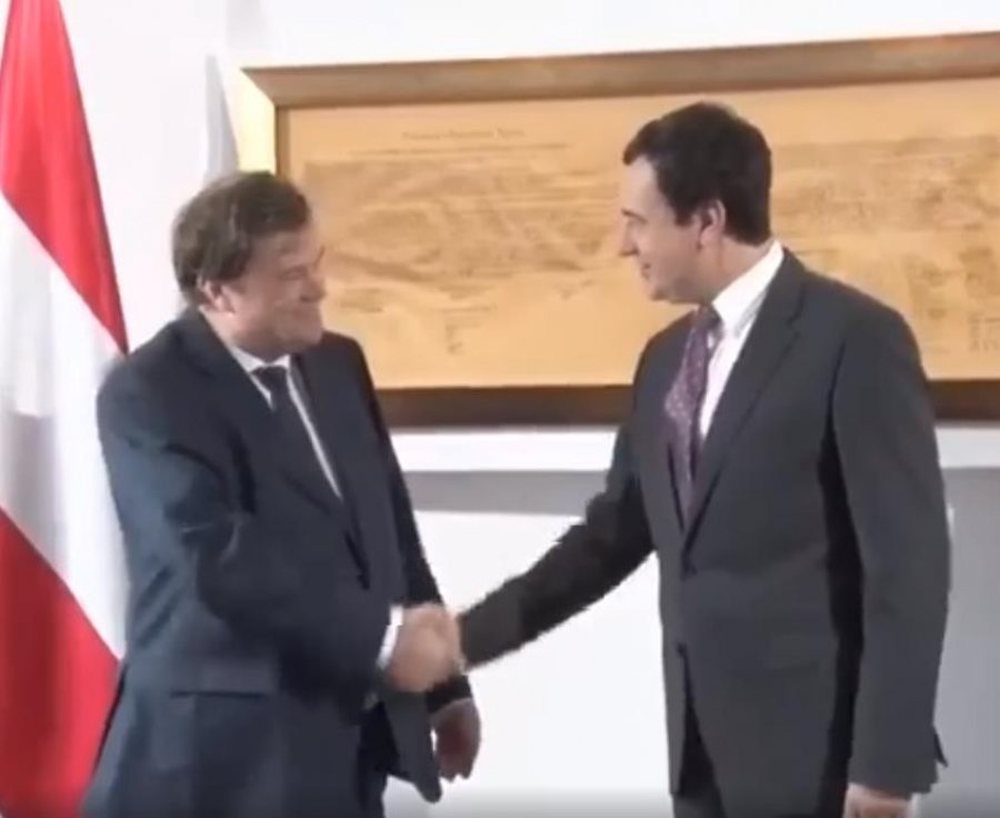 VIDEO/ Albin Kurti n&euml; siklet, ambasadori austriak ia nxjerr krahun nga
