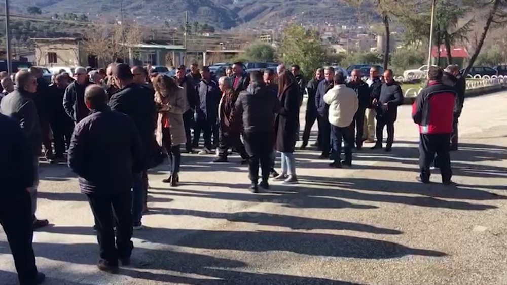 S'kan&euml; marr&euml; rrogat, naft&euml;tar&euml;t e Ballshit