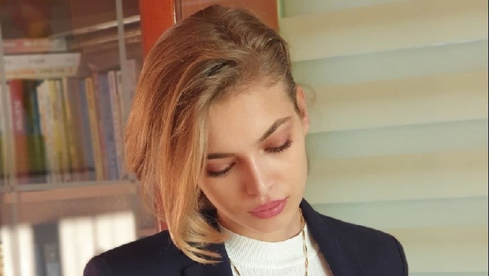 Flet biondja simpatike q&euml; foli n&euml; tubimin e Met&euml;s: Ftes&euml;n ma