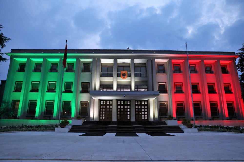 Meta 'vesh' Presidenc&euml;n me ngjyrat e flamurit italian