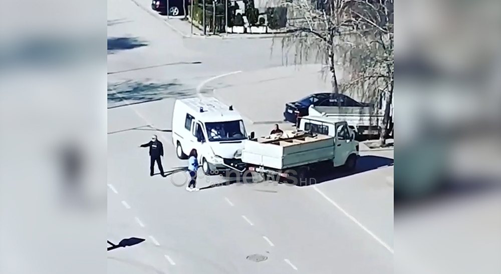 Aksident i pazakont&euml; n&euml; Kor&ccedil;&euml;, autoambulanca