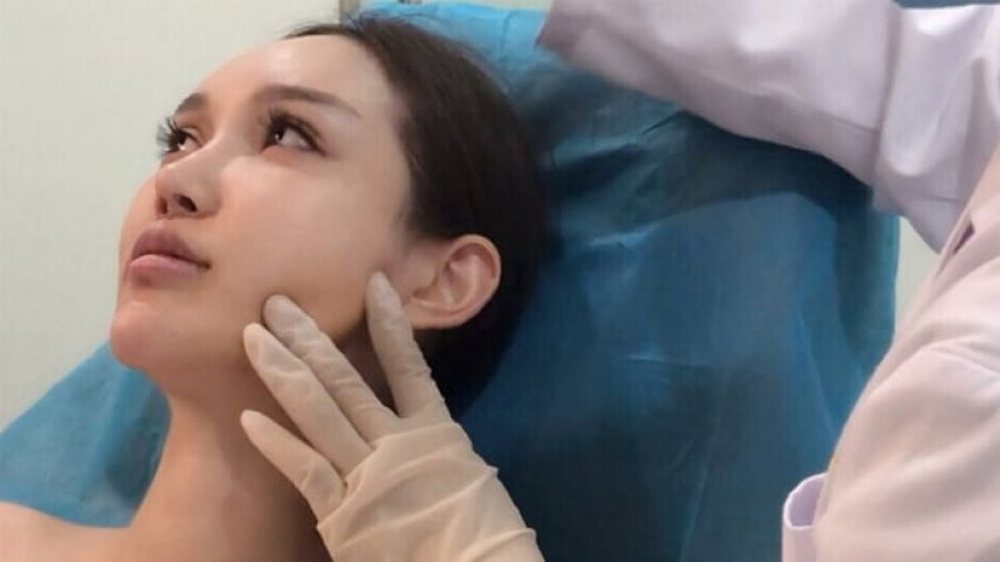 Kirurgjia plastike n&euml; Kin&euml;,nj&euml; fytyr&euml; t&euml; re me