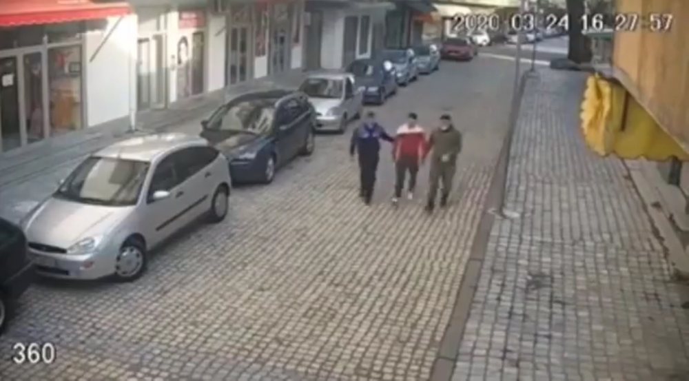 VIDEO/ Dy t&euml; rinj i ikin me vrap policis&euml; dhe ushtris&euml;, por