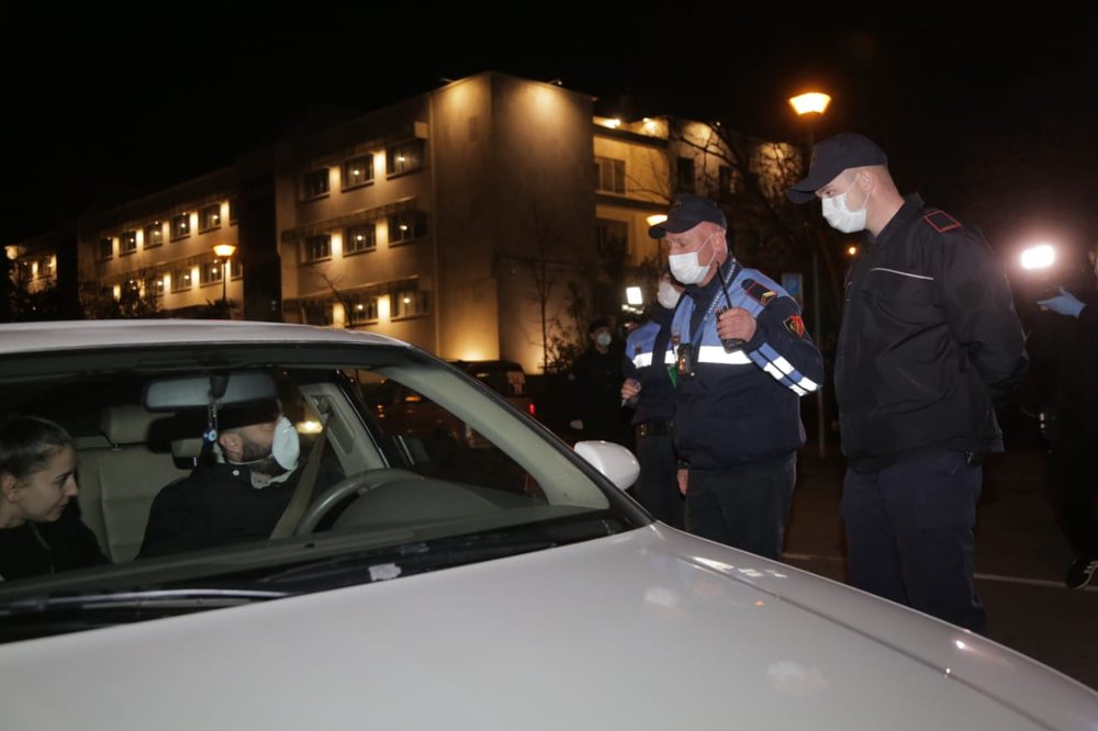 Hyn n&euml; fuqi 'shtetrrethimi', policia publikon 7 rregullat