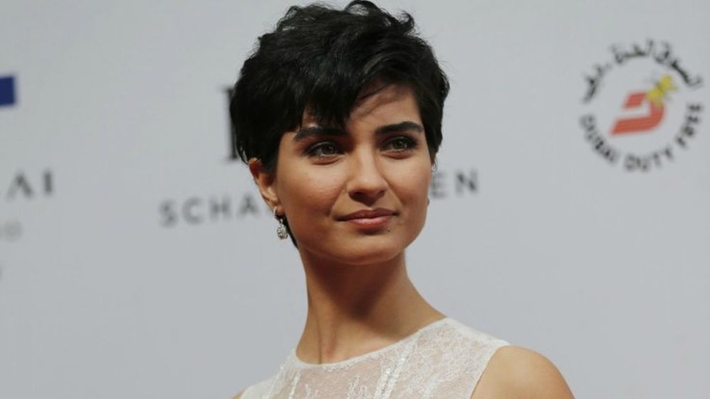 Tuba Buyukustun, z&euml;nka online me ndjek&euml;sin