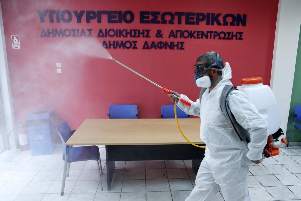 Koronavirusi, Greqia shton masat p&euml;r Pashk&euml;, 300 euro gjob&euml; kush