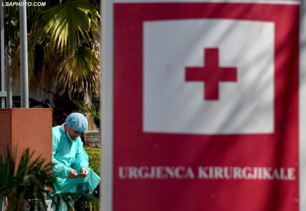 N&euml; 24 or&euml;/ Infektohen 6 mjek&euml; dhe infermier&euml;, 12 raste